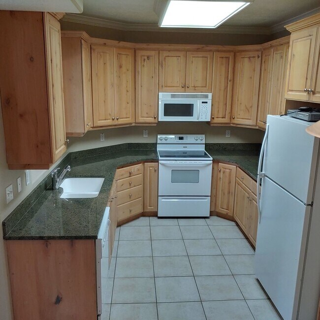 Building Photo - Nice main floor 3 BR 2 BTH Condo in awesome PG location
