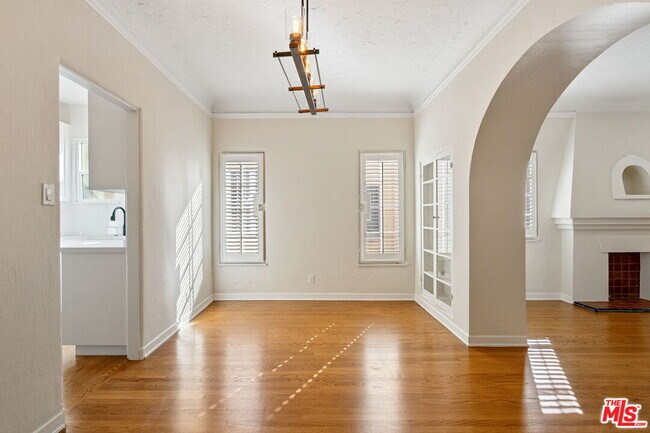 Building Photo - 1142 S Clark Dr