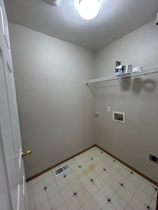 Building Photo - Cute & Cozy 3 bedroom 2 bath house in Gleneagle neighborhood with Beautiful Landscaping