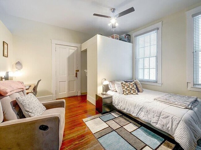 Building Photo - Condo in Italianate building in Over-the-R...