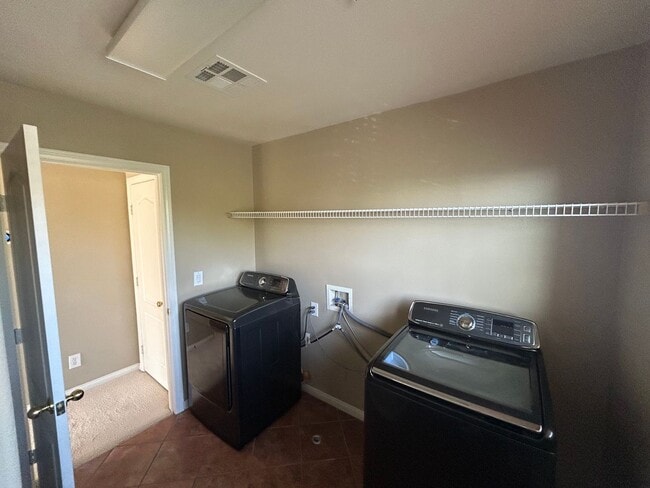 Building Photo - Great Henderson property