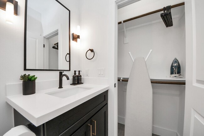 Building Photo - 2524 Live Oak St