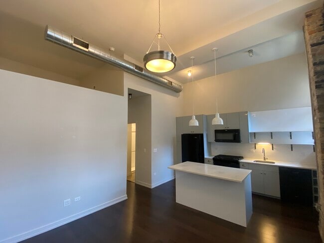Building Photo - 5029 N Kenmore Ave