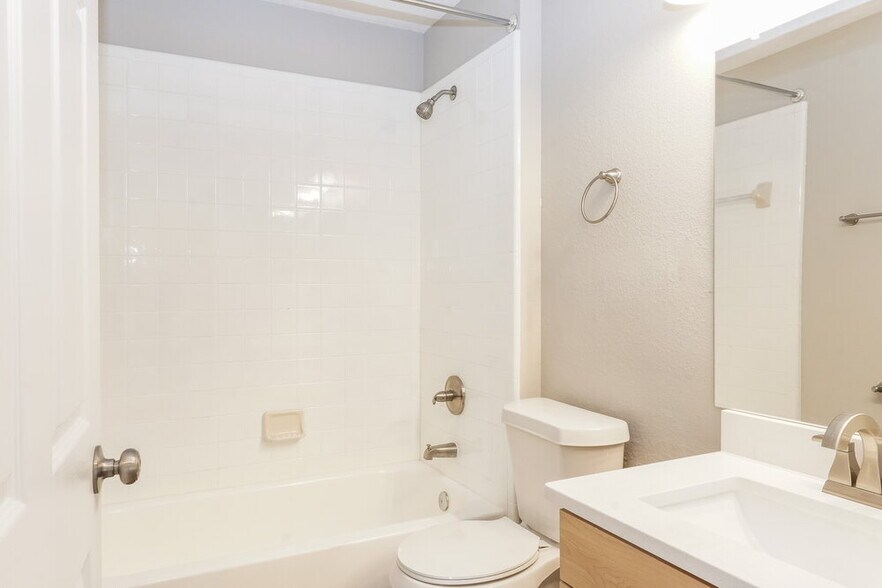 Building Photo - 1917 Excalibur Dr