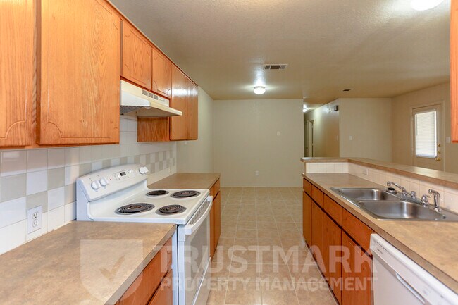 Building Photo - 932 Maplewood Dr