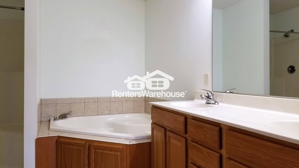 Building Photo - 64 Crown Pointe Curve