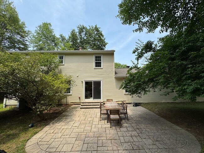 Building Photo - Lovely 4 Bed 3.5 Bath On Single Family Hom...