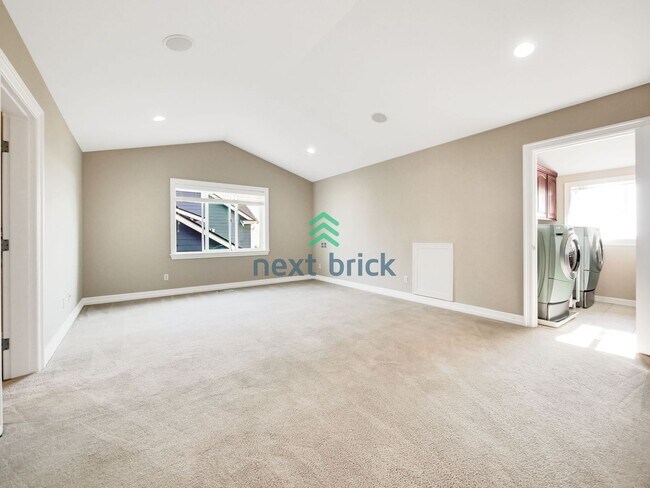 Building Photo - Stunning 4bed/2.5bath Norris Home with a V...