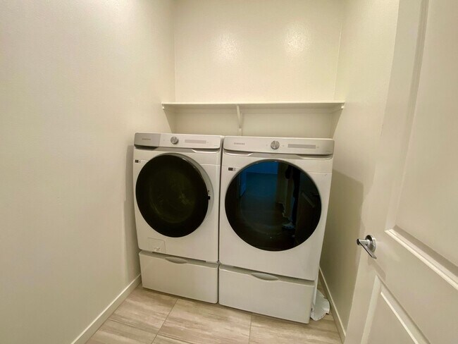 Building Photo - Modern 3-Bed, 3-Bath Home with Garage & Re...