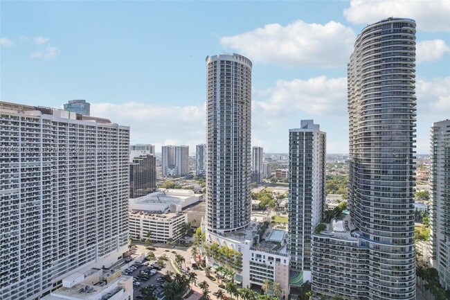 Building Photo - 1750 N Bayshore Dr