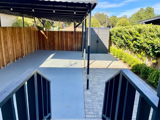 Building Photo - 1107 Ojai Rd