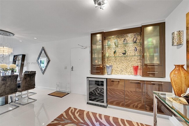 Building Photo - 6261 Bay Club Dr