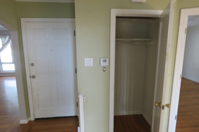 Building Photo - 2 Bedroom with VIEWS in Sunnyside Neighborhood