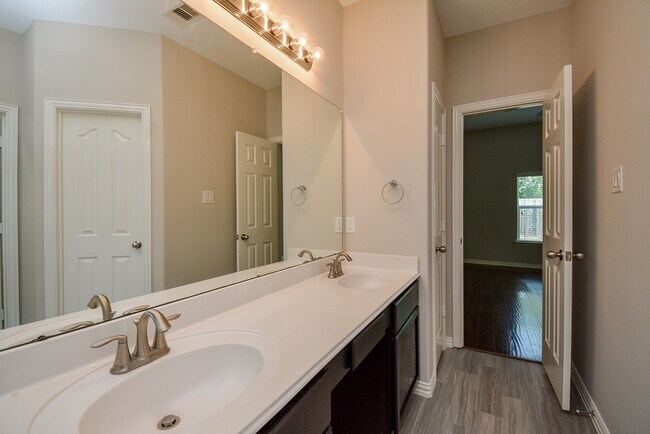 Building Photo - 6003 Hickory Hollow Dr