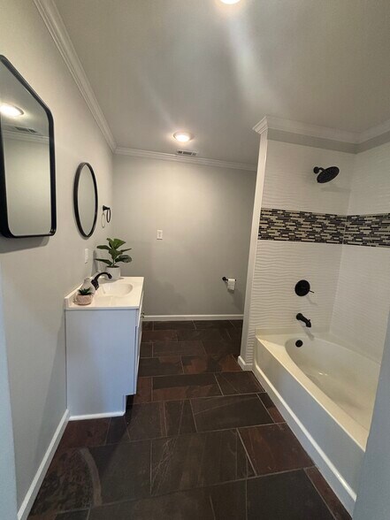 Building Photo - 318 S Woodland Heights Dr