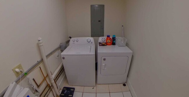 Building Photo - 3D Tour Available! Close to Campus + Washe...