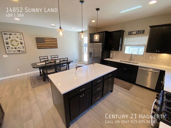 Building Photo - Gorgeous 4 Bedroom Refrig A/C Home