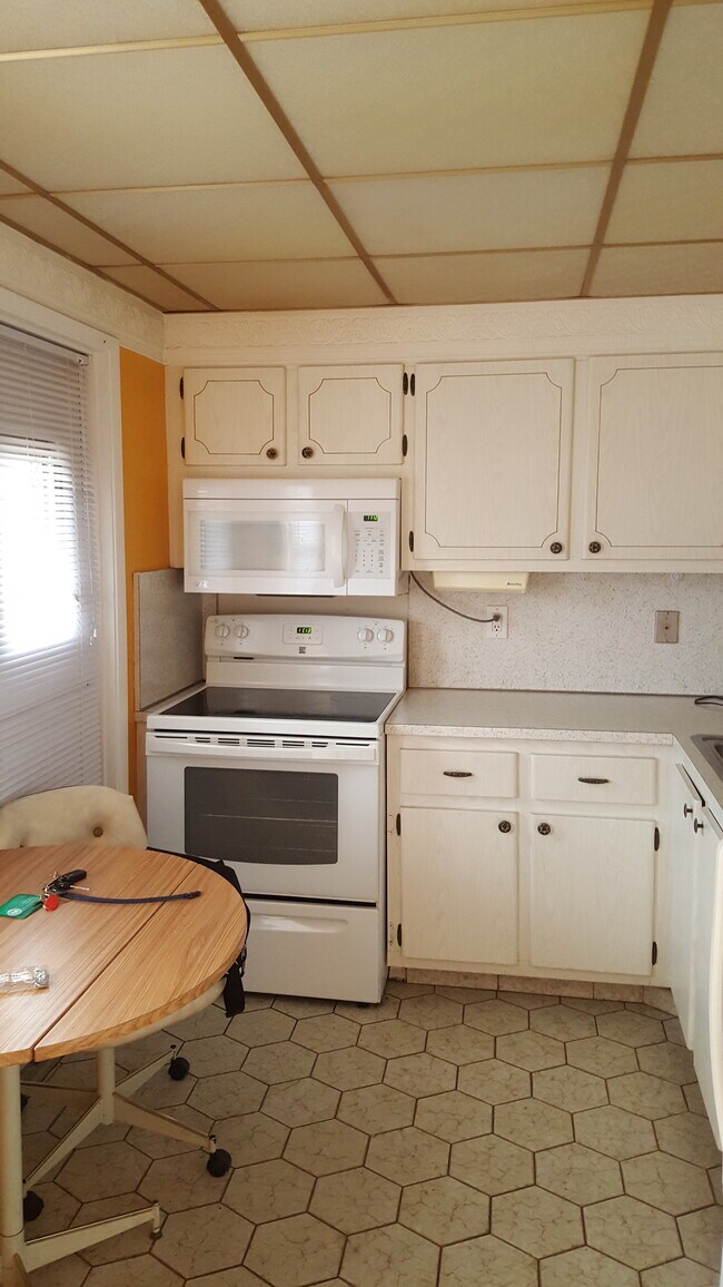 kitchen - 300 NE 14th Ave