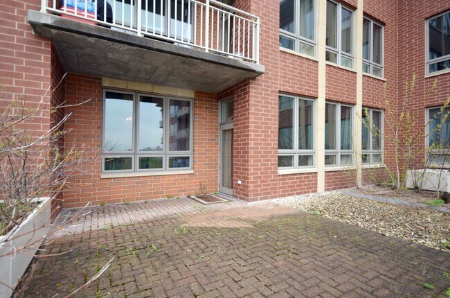 Building Photo - 6000 N Cicero Ave