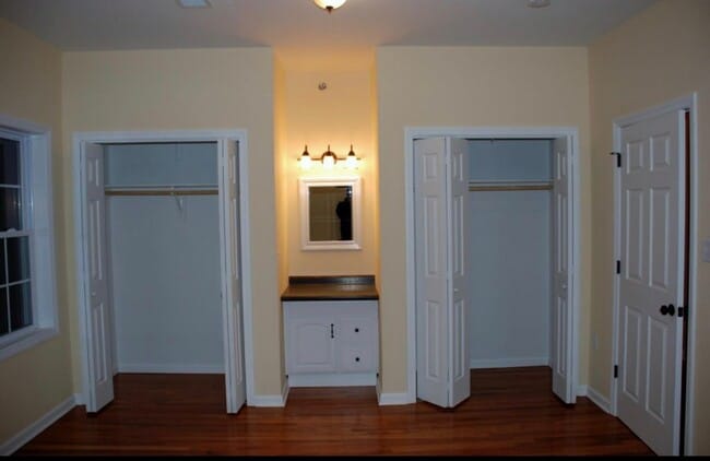 Building Photo - 327 S Park St