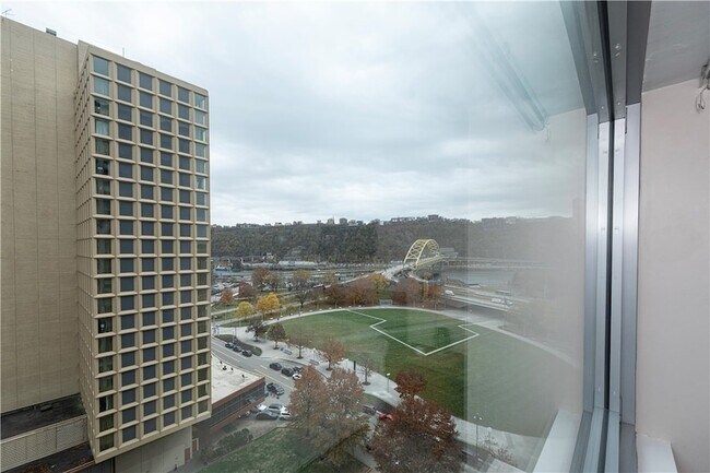 Building Photo - 320 Fort Duquesne Blvd