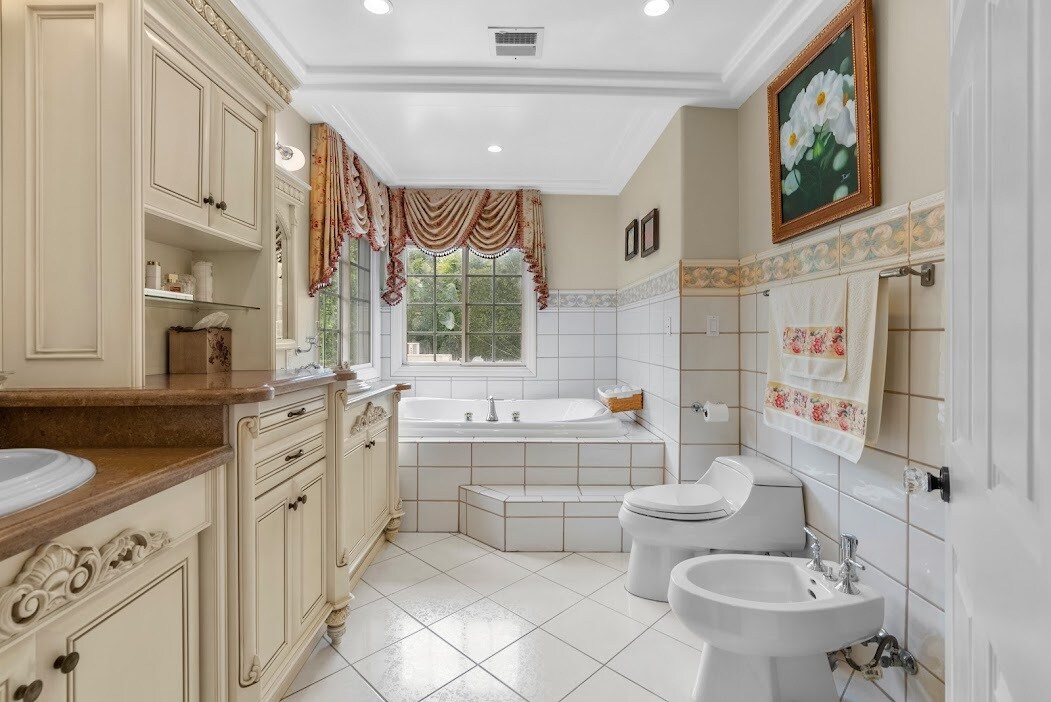 Building Photo - 1617 N Orange Grove Ave