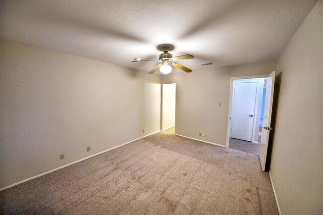 Building Photo - Charming 2-bed, 2-bath home in Universal C...