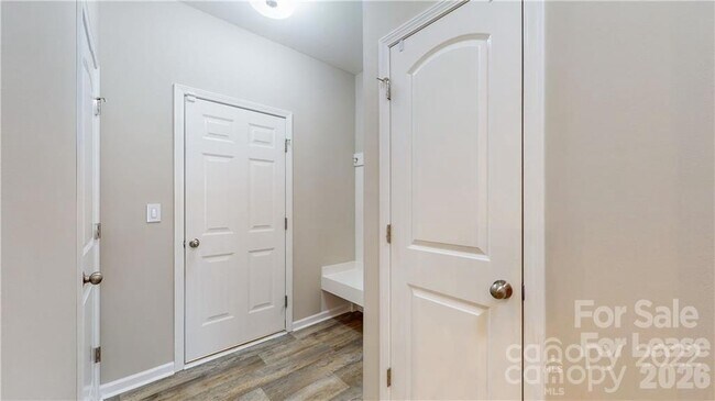 Building Photo - 8550 River Ridge Dr