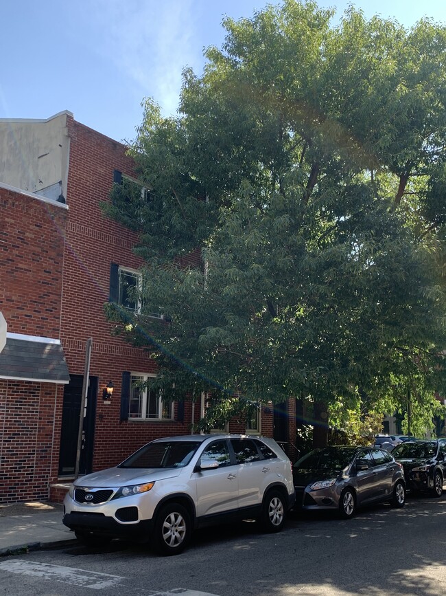 Building Photo - 527 Catharine St