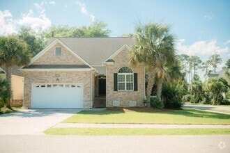 Building Photo - Walk to the Ocean from this 3 bedroom, 2.5...