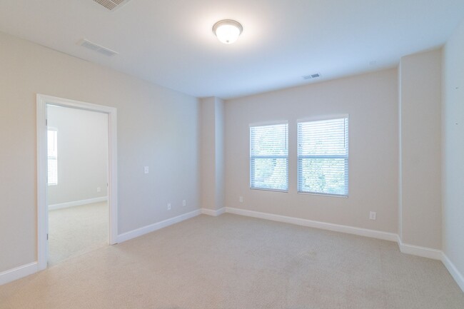 Building Photo - Spacious & Elegant 4 Bedroom Home in Fort ...