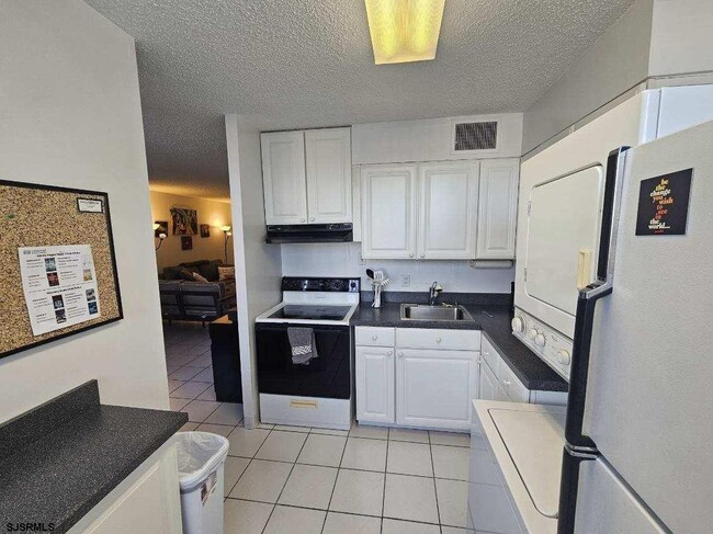 Building Photo - 111 S 16th Ave