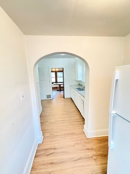 Building Photo - 1907 Oakwood Ave