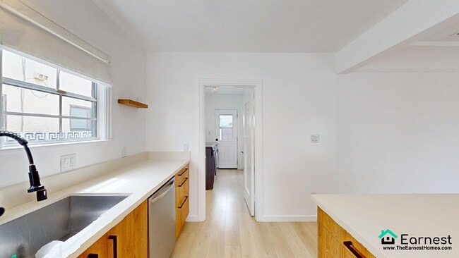 Building Photo - Charming 3BR/2BA Home in Prime Los Angeles...