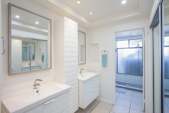 Building Photo - 2350 E Miramonte Cir