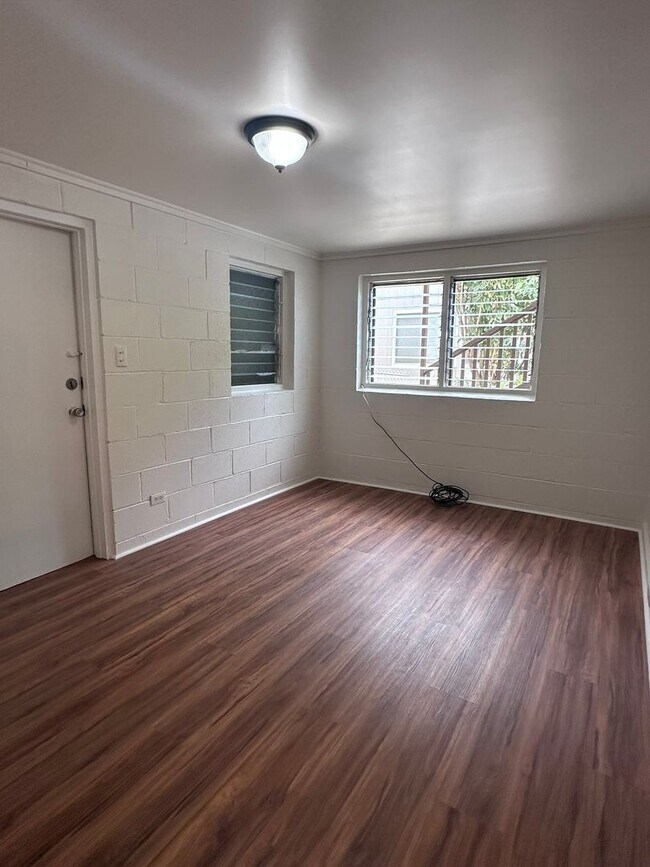 Building Photo - 1701 Skyline Dr