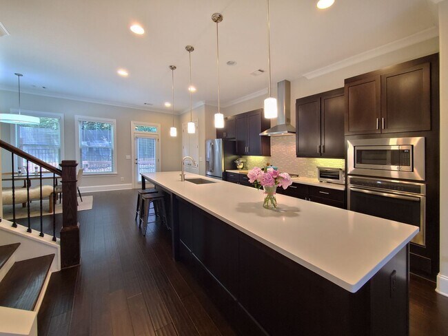 Building Photo - Stunning Executive Townhome in Gated Brook...