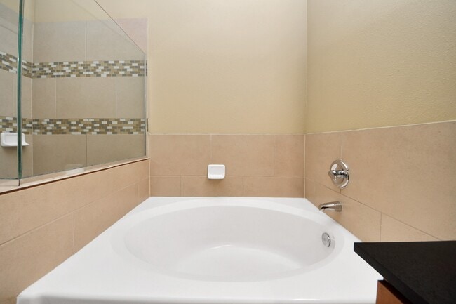 Building Photo - 5455 Richmond Ave.