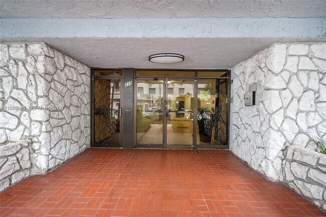 Building Photo - 899 West Ave