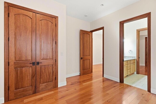 Building Photo - 3911 Pepper Tree Ct