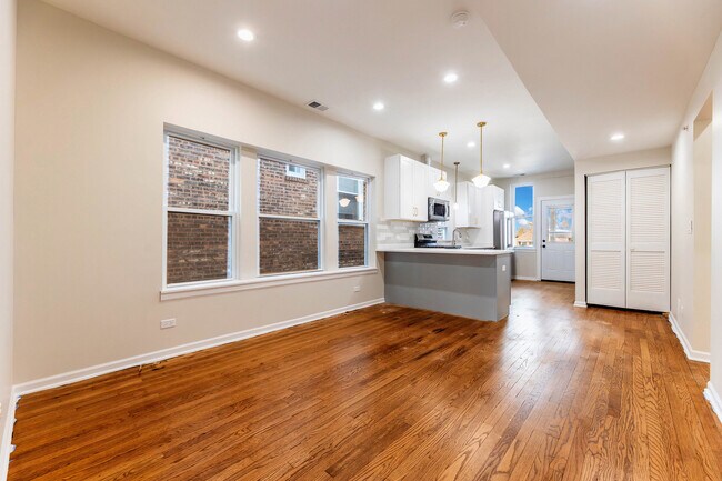 Building Photo - 18 S Austin Blvd