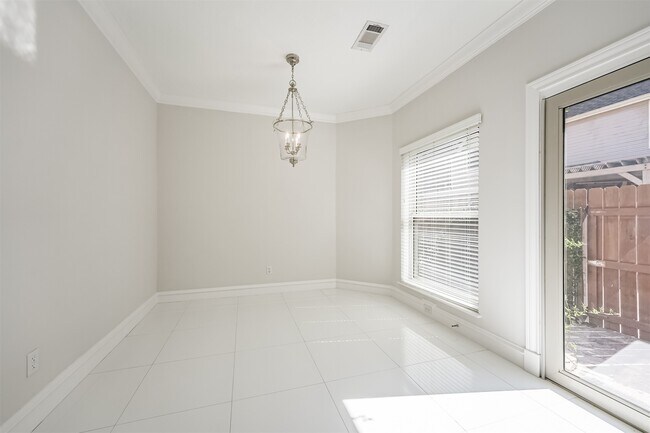 Building Photo - 207 Victoria Way