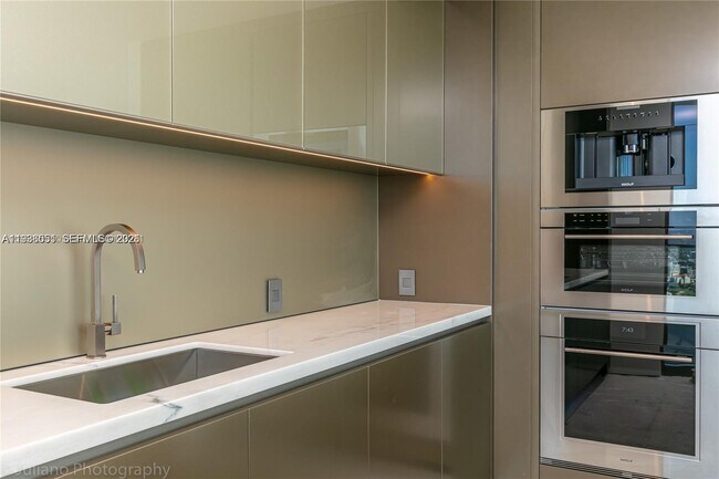 Building Photo - 18975 Collins Ave