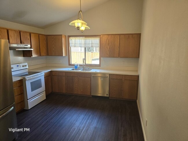Building Photo - Amazing 3 bedroom home