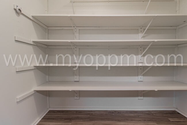 Building Photo - Gorgeous 3 Bedroom / 1 Bathroom Duplex | Gretna