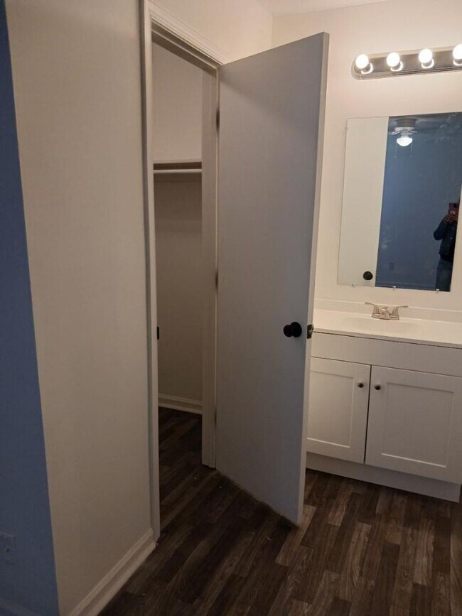 Building Photo - 3 Bed Townhome in N Chas!