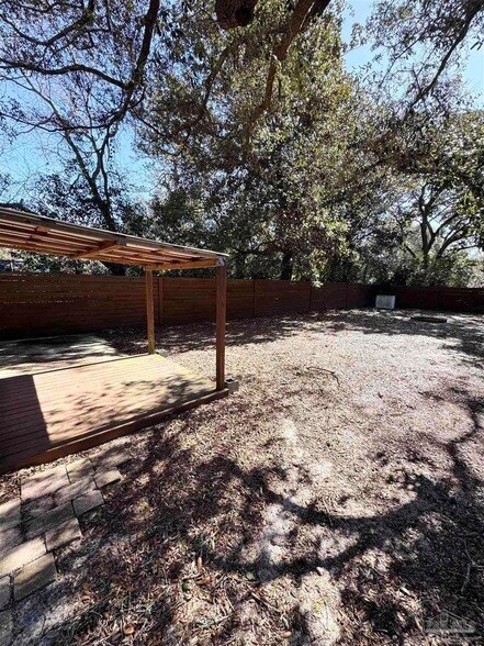 Building Photo - 1010 Hawthorn Dr