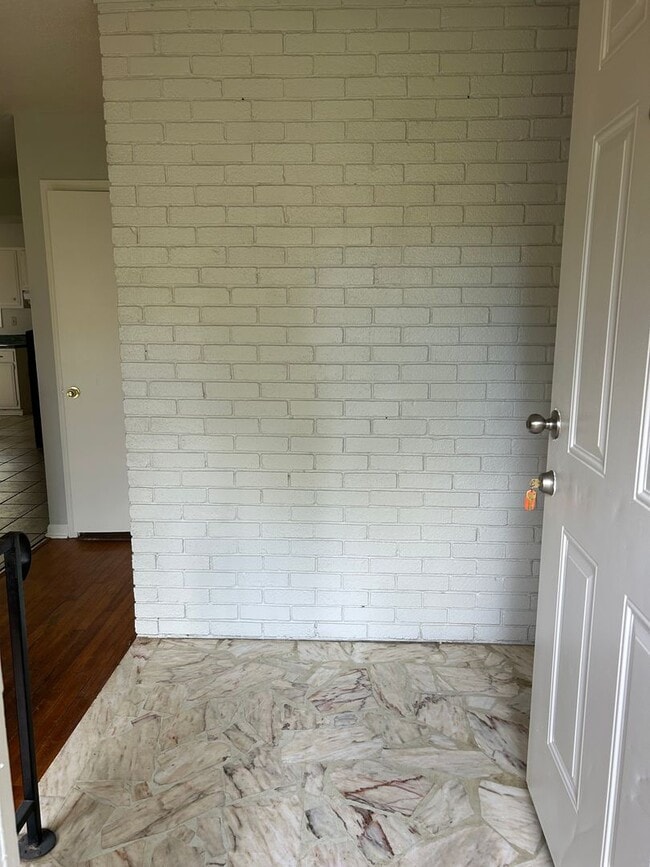 Building Photo - Updated 3BR 1.5 bat