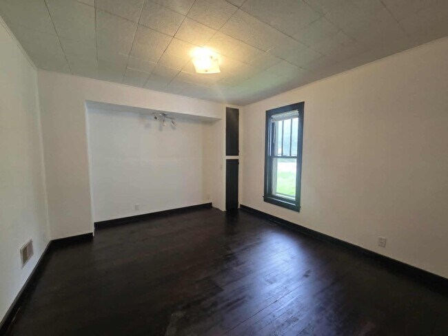 Building Photo - Charming Corner lot for rent!