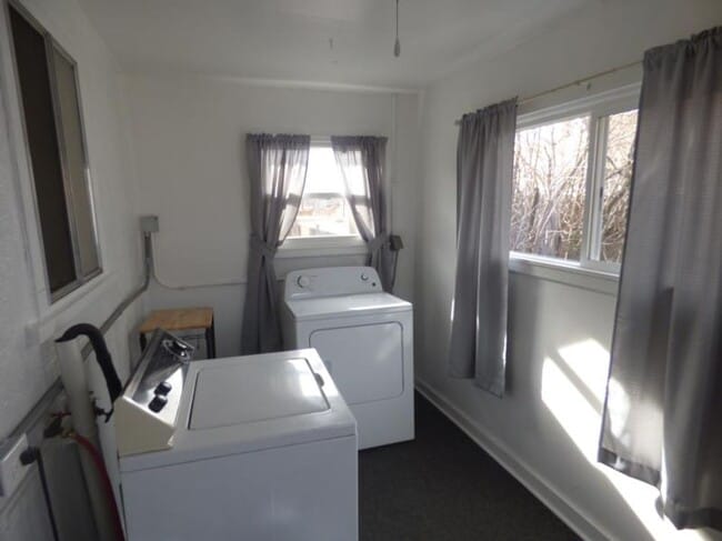 Building Photo - 2 Bedroom/1 Bath Cute House/Duplex